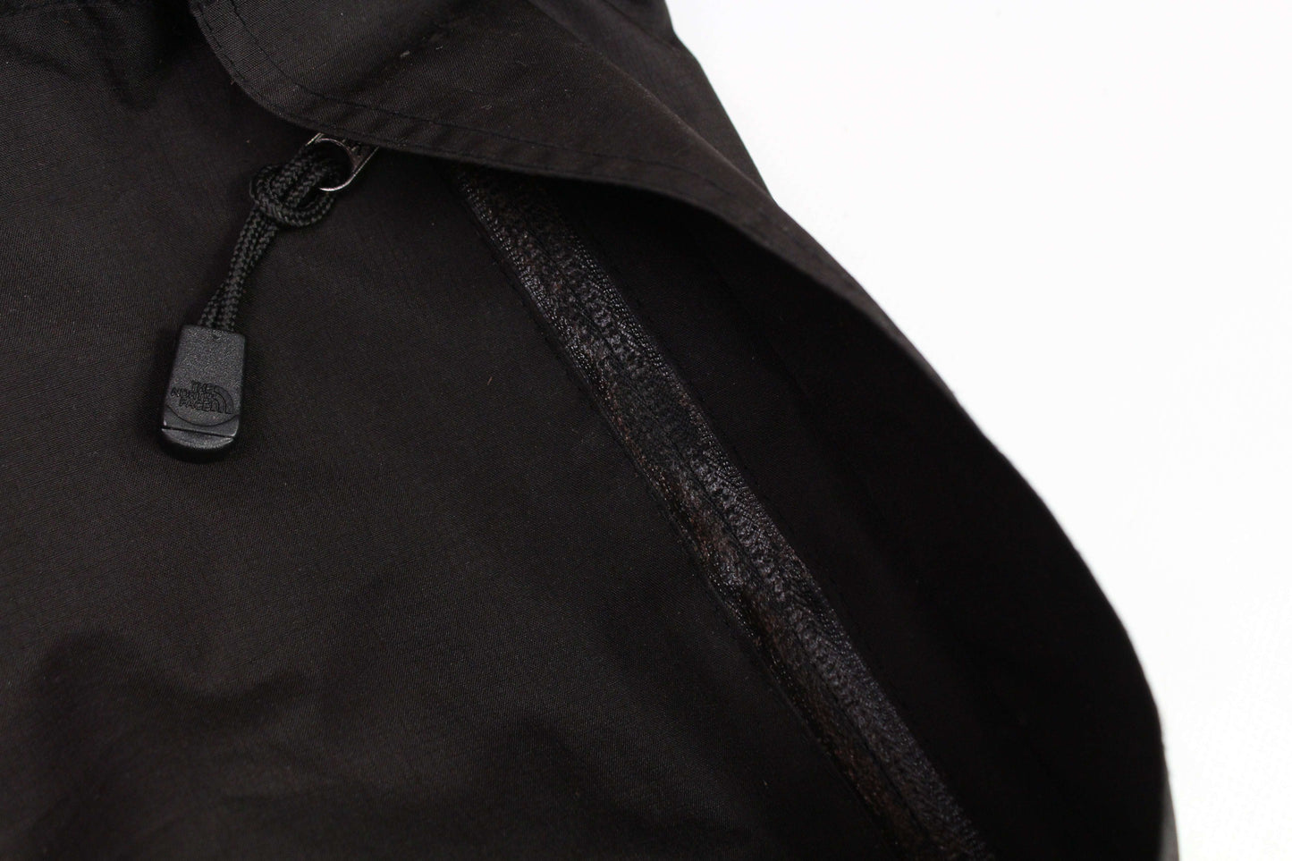 THE NORTH FACE Gore Tex Jacket in black showing worn zipper detail. Size XL, condition 7/10.