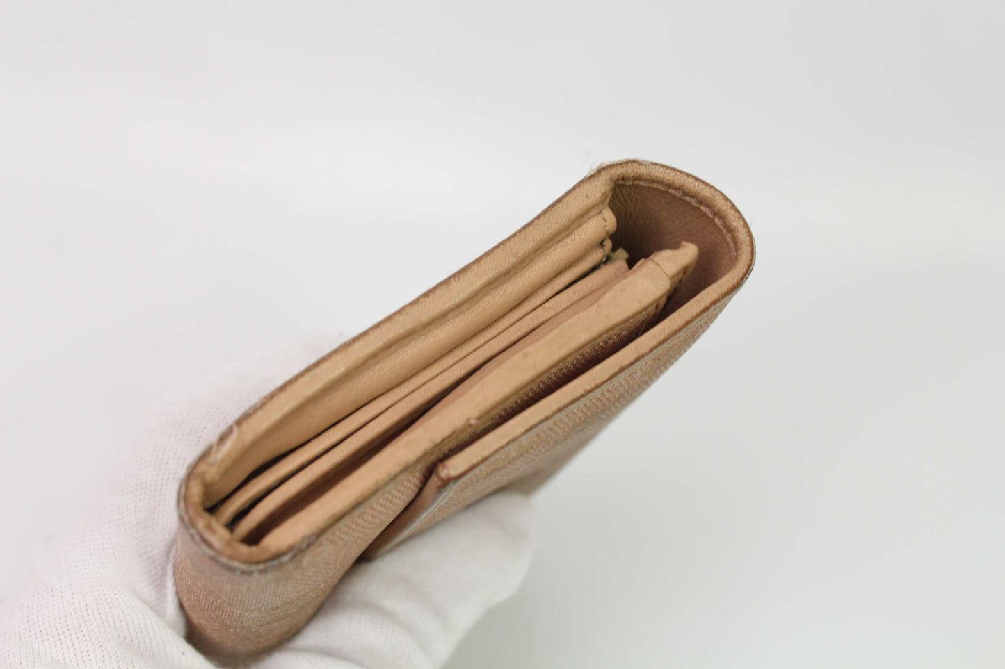 GUCCI Longwallet Beige Heart, leather wallet, 20x10 size, condition 7/10, beige color.