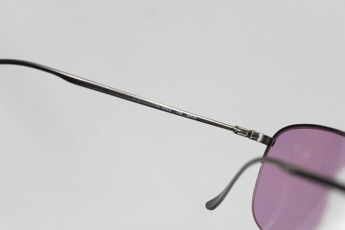 Gucci Shades Lila in vintage condition with lilac lenses and sleek metal frame.