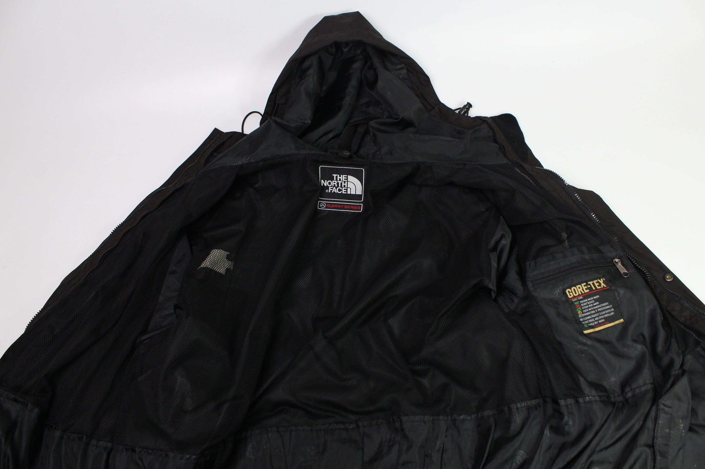 THE NORTH FACE Gore Tex Jacket in black, size XL, condition 7/10 with slight zipper wear.