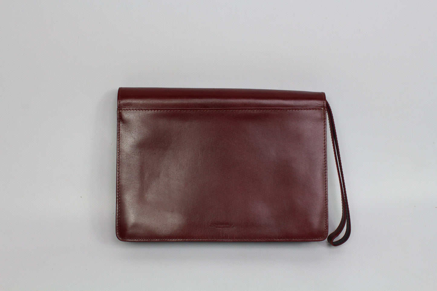 Vintage Mercedes clutch in Bordeaux color with slight signs of wear, condition 8/10.