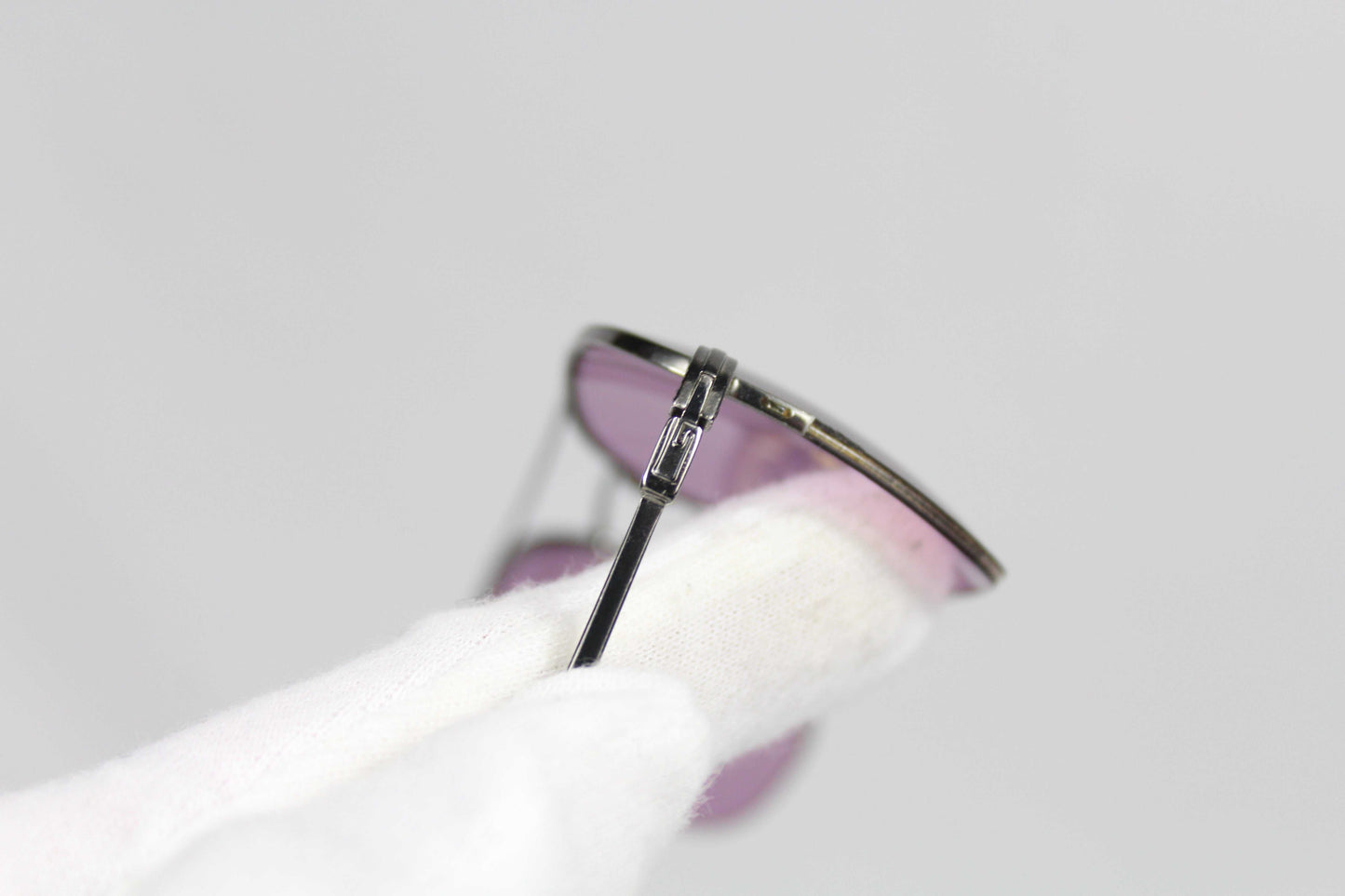 Gucci Shades Lila in vintage condition with purple lenses.