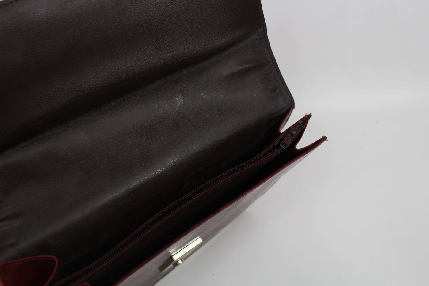 Vintage Mercedes clutch in Bordeaux leather, condition 8/10, slight wear marks.
