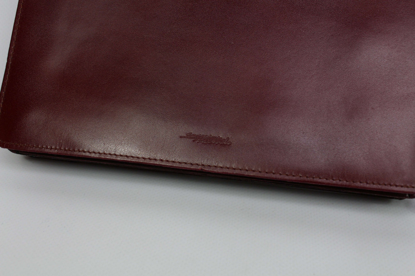 Vintage Mercedes Clutch Bordeaux in leather with mild wear, condition 8/10.