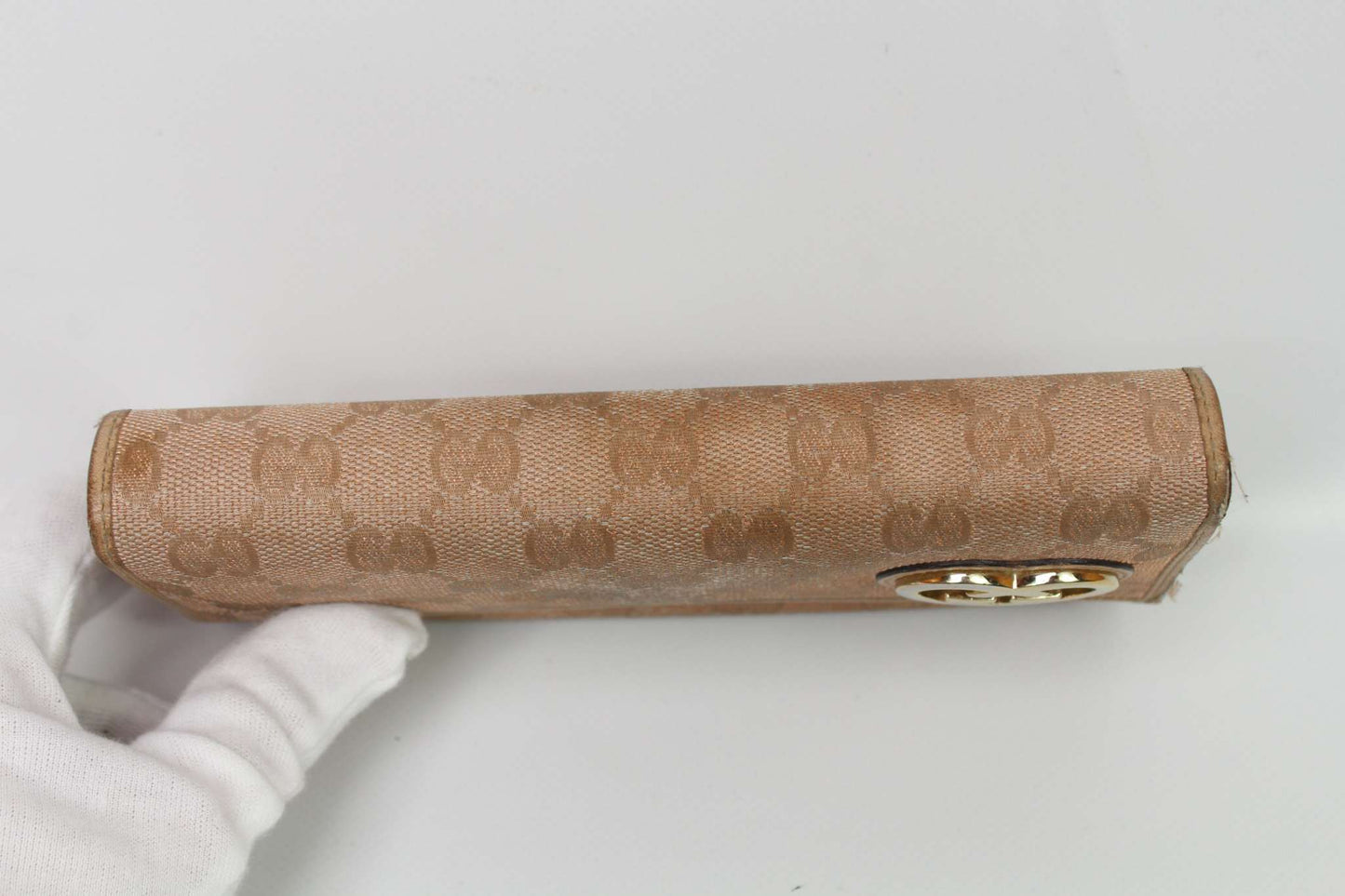 GUCCI Longwallet Beige Heart in leather, size 20x10, showing closure detail.