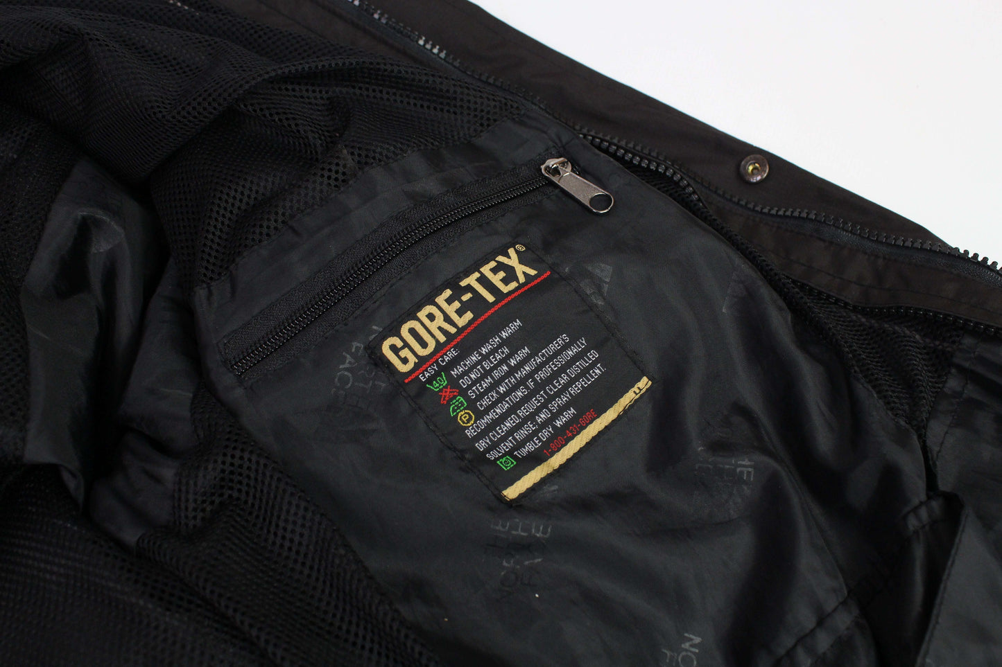 THE NORTH FACE Gore Tex Jacket in black, size XL, condition 7/10, with visible zip wear.