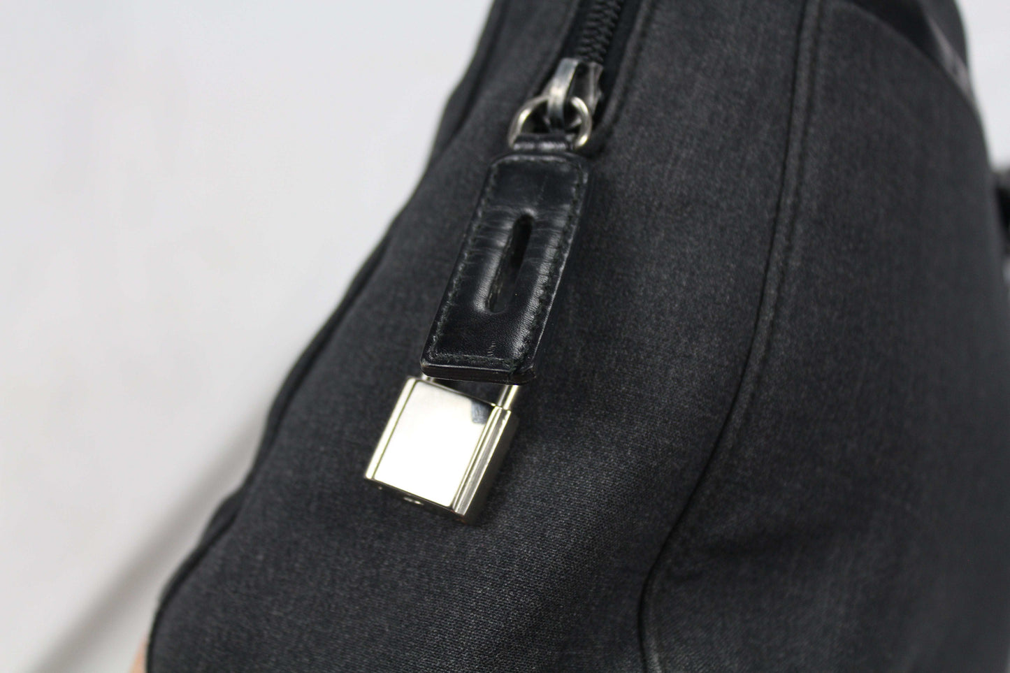 PRADA Handtasche Black in excellent condition showing a detail of the bag and zipper.