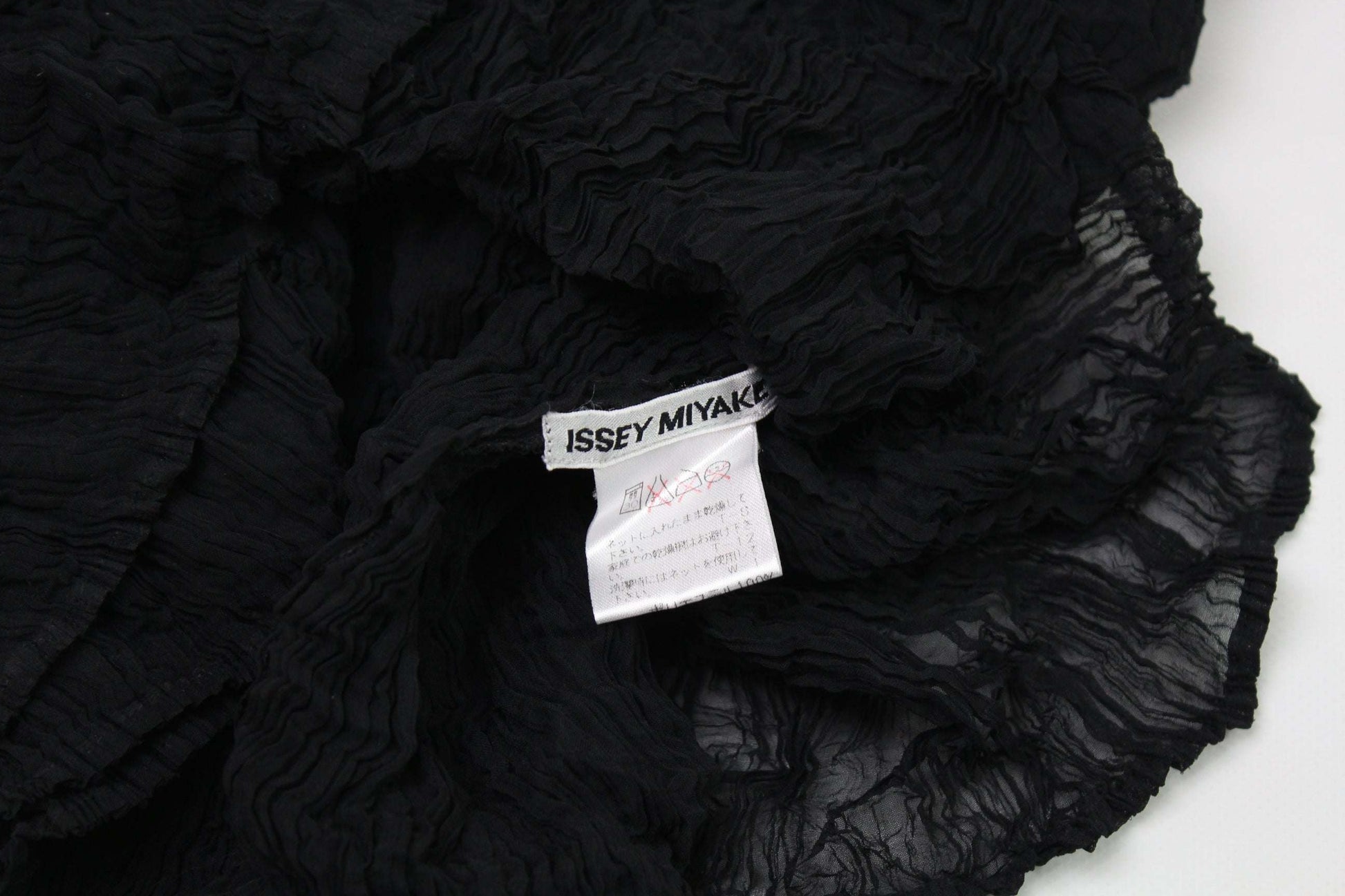 ISSEY MYIAKE Crinkle Turtleneck Black 90s | LAYZSSHOP | Issey miyake Vintage