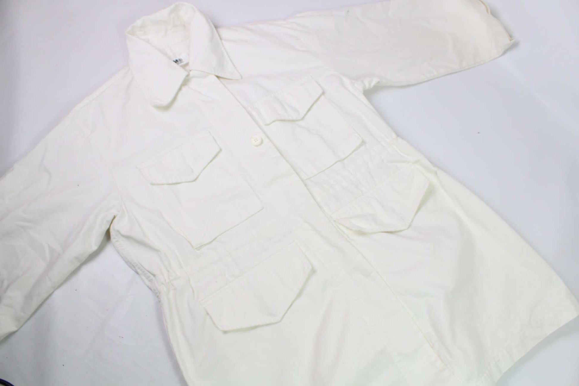 White MAISON MARGIELA jacket with pockets and collar, size S-M, condition 8/10.