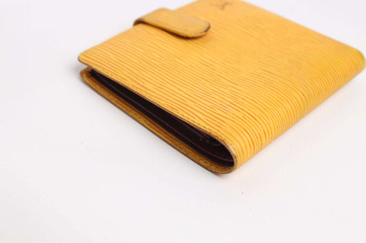 LOUIS VUITTON Epi Portemonnaie Yellow leather wallet in good condition.