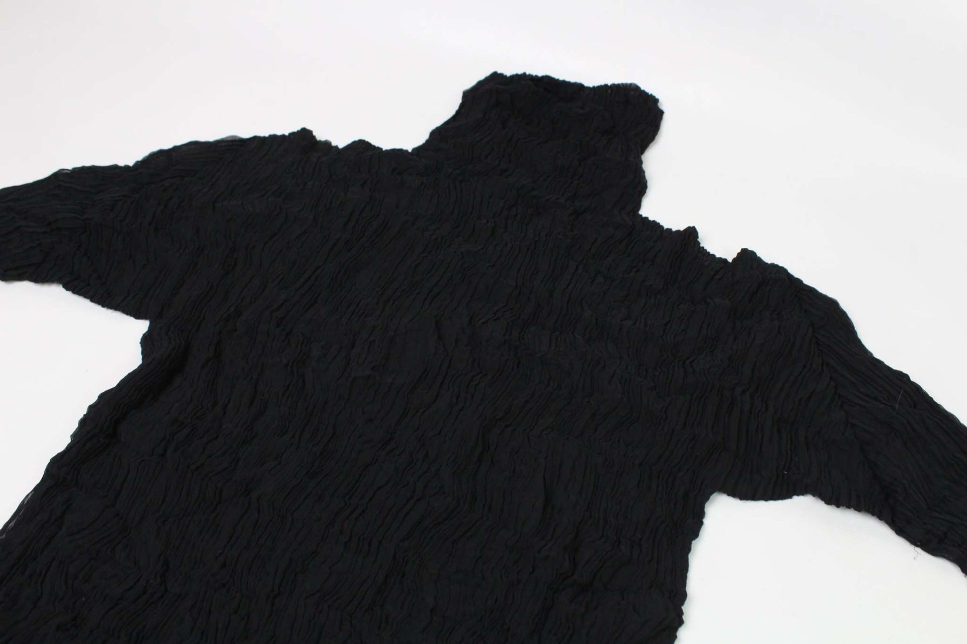 ISSEY MYIAKE Crinkle Turtleneck Black 90s | LAYZSSHOP | Issey miyake Vintage