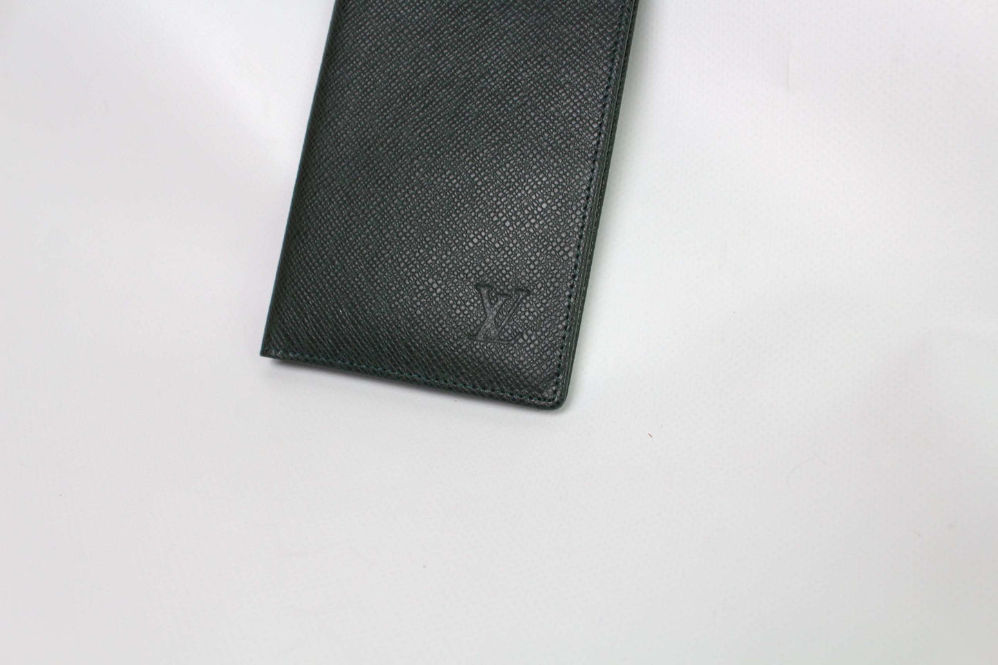 Louis Vuitton Taiga long wallet in green leather.