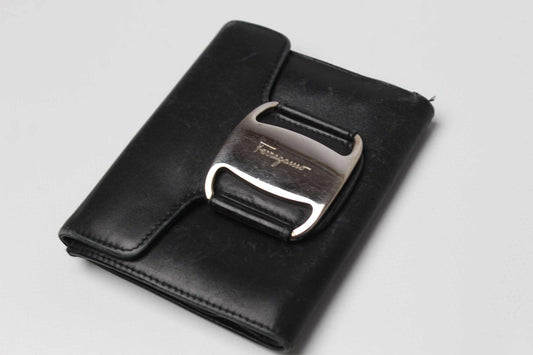 SALVATORE FERRAGAMO black leather wallet with metal accent, size 10x10cm