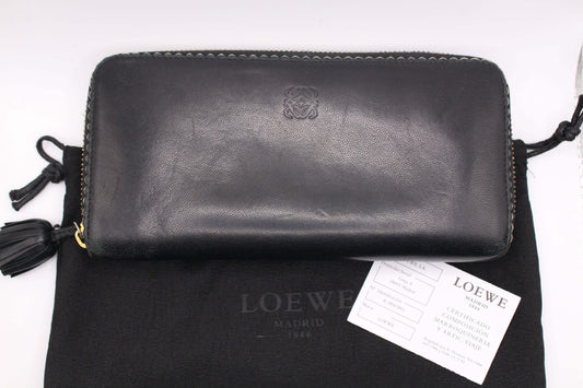 Black leather Loewe Long Wallet with dustbag and card, size 20x10 cm.