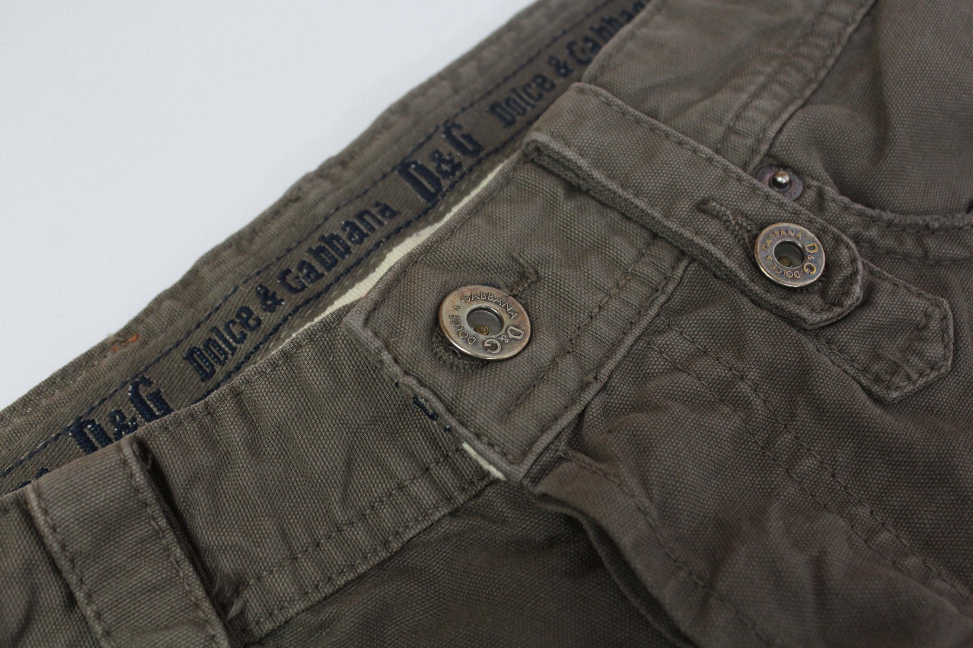 Dolce & Gabbana pants in gray-green color, size 111Lx35Bcm, 8/10 condition with signs of wear.