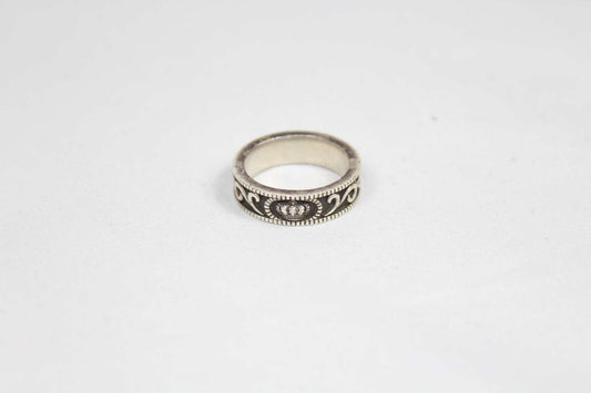 Justin Davis 925 SV Ring, size 19mm, silver with light scratches, good condition.