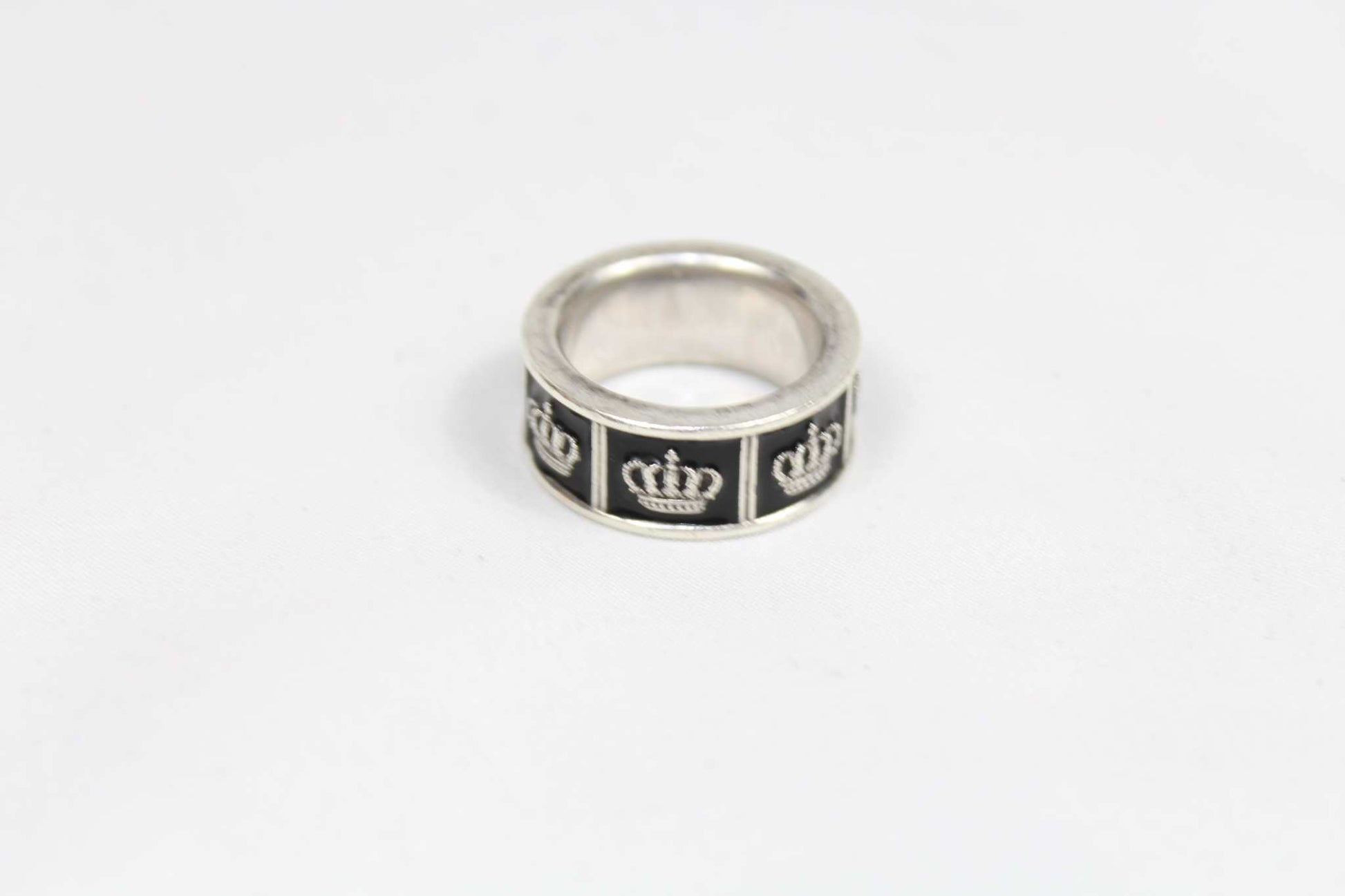 Justin Davis Silver Ring Black 925 SV with crown design, 19mm, good condition.