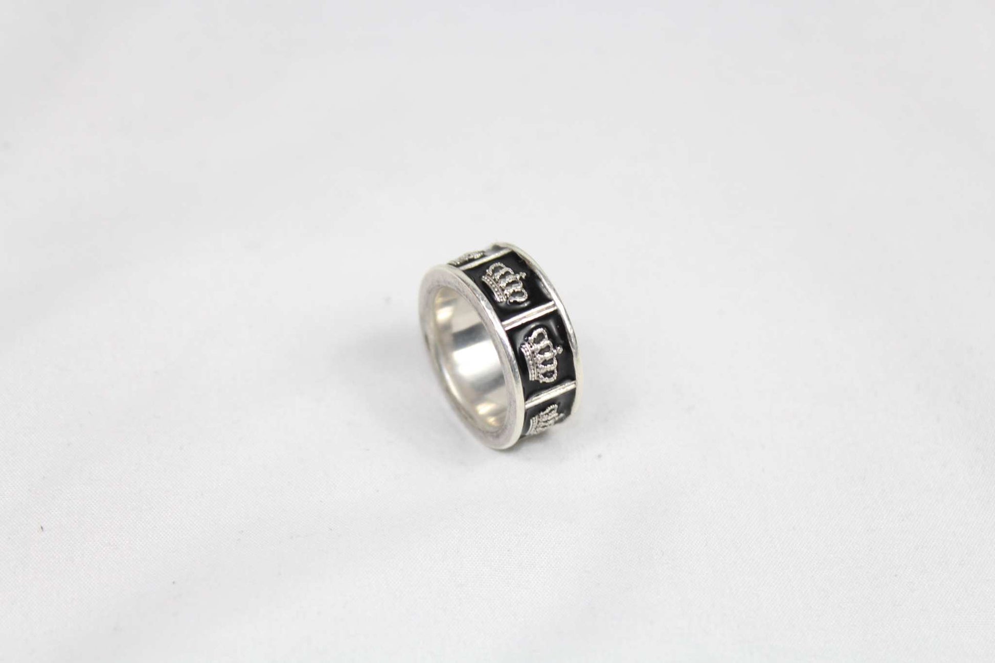 Justin Davis Silver Ring Black 925 SV with crown design, good condition, minor scratches, size 19mm.