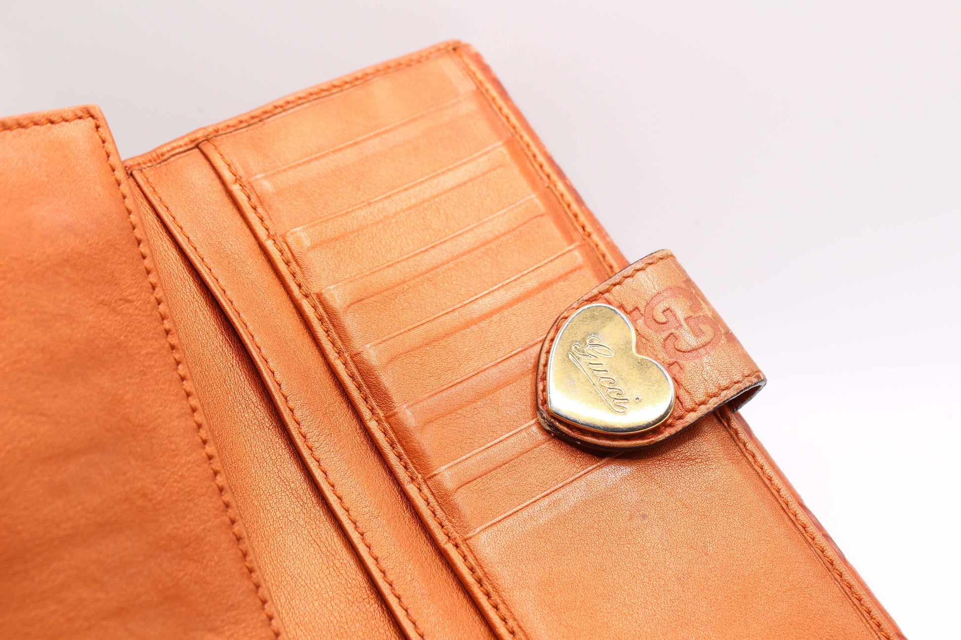 GUCCI Longwallet Orange leather purse with heart clasp, 20x10 cm size.