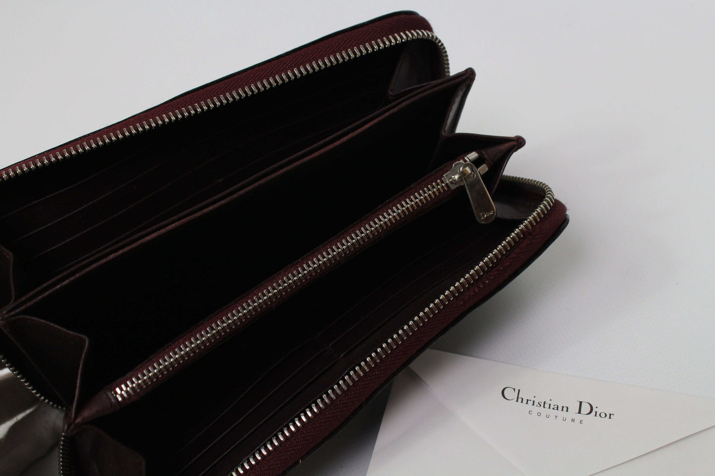 DIOR Portemonnaie Bordeaux wallet with zip closure, size 20x10cm, wine red color.