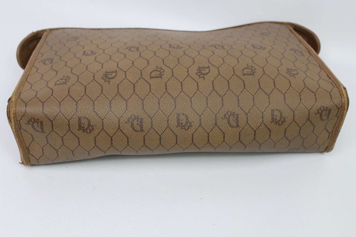 Beige DIOR Clutch Honeycomb in canvas with wear marks, condition 7/10.