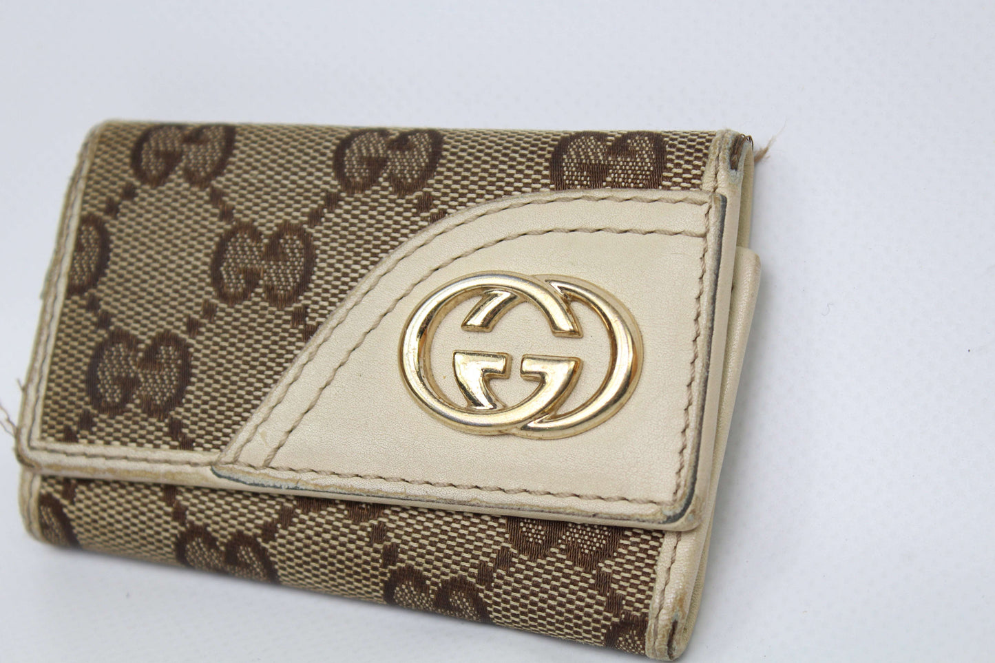 GUCCI Keyholder Monogram „GG“ in brown canvas with gold logo, 5x10cm.