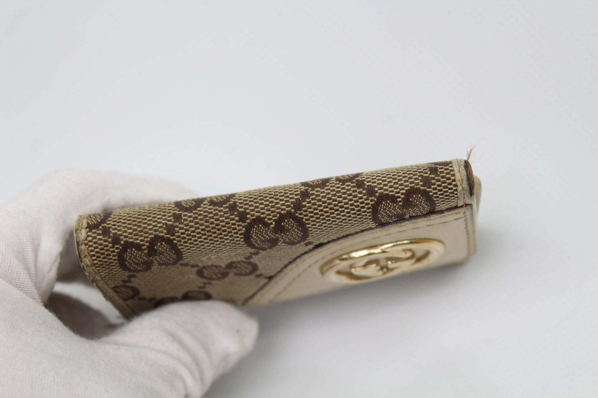 GUCCI Keyholder Monogram „GG“, brown canvas with gold accents, size 5x10cm.