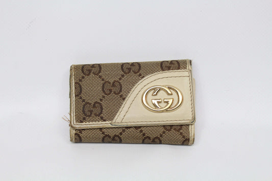 GUCCI Keyholder Monogram GG in brown and gold canvas, size 5x10cm.