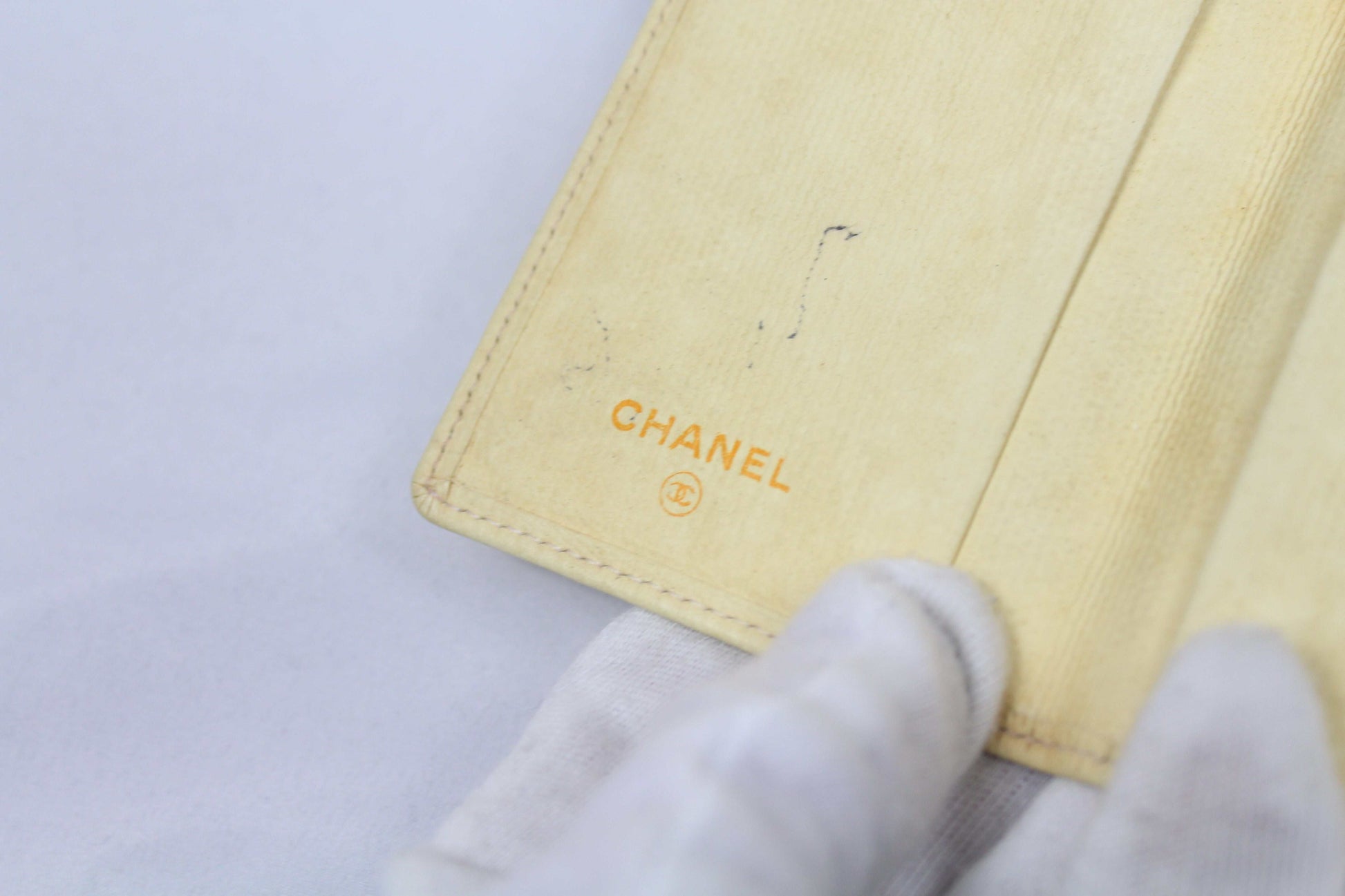 Chanel cardholder with wear and repaired interior, size 8x5cm.