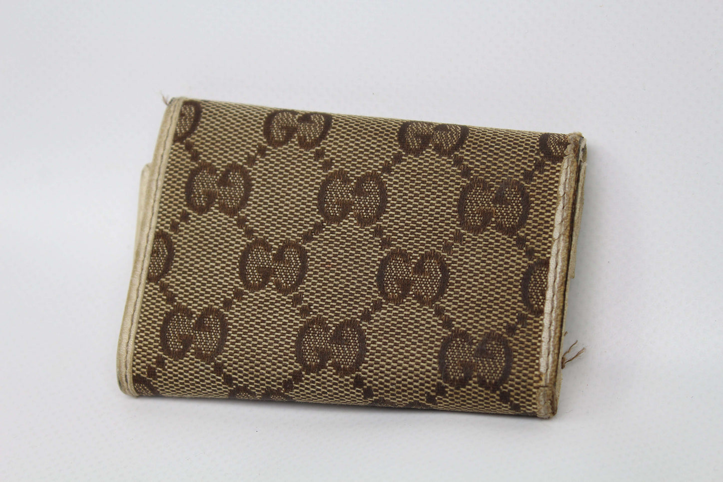 Brown and gold GUCCI Keyholder Monogram „GG“ in canvas, size 5x10cm.