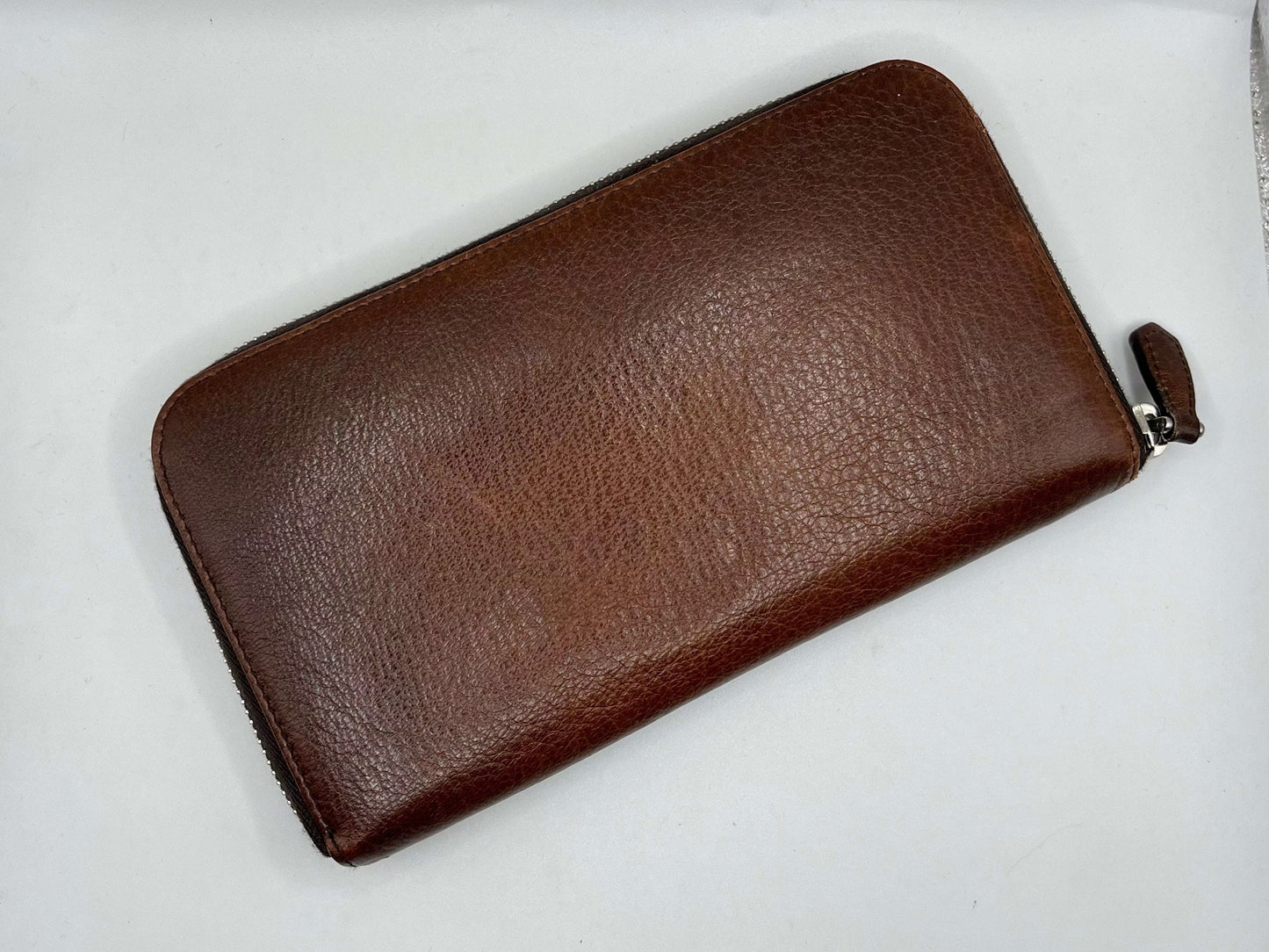 Brown PRADA leather longwallet, 20x10cm size, with zip closure.